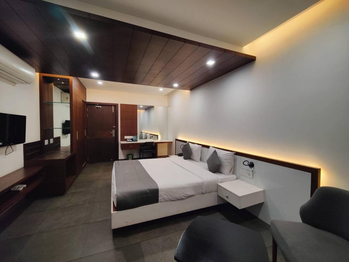Brahma The Hotel สุลต่านบาเทรี ภายนอก รูปภาพ
