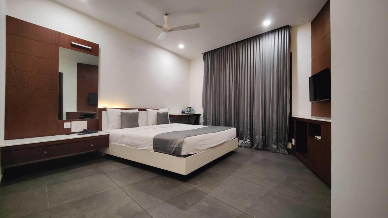 Brahma The Hotel สุลต่านบาเทรี ภายนอก รูปภาพ