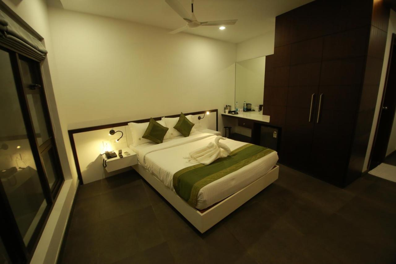 Brahma The Hotel สุลต่านบาเทรี ภายนอก รูปภาพ