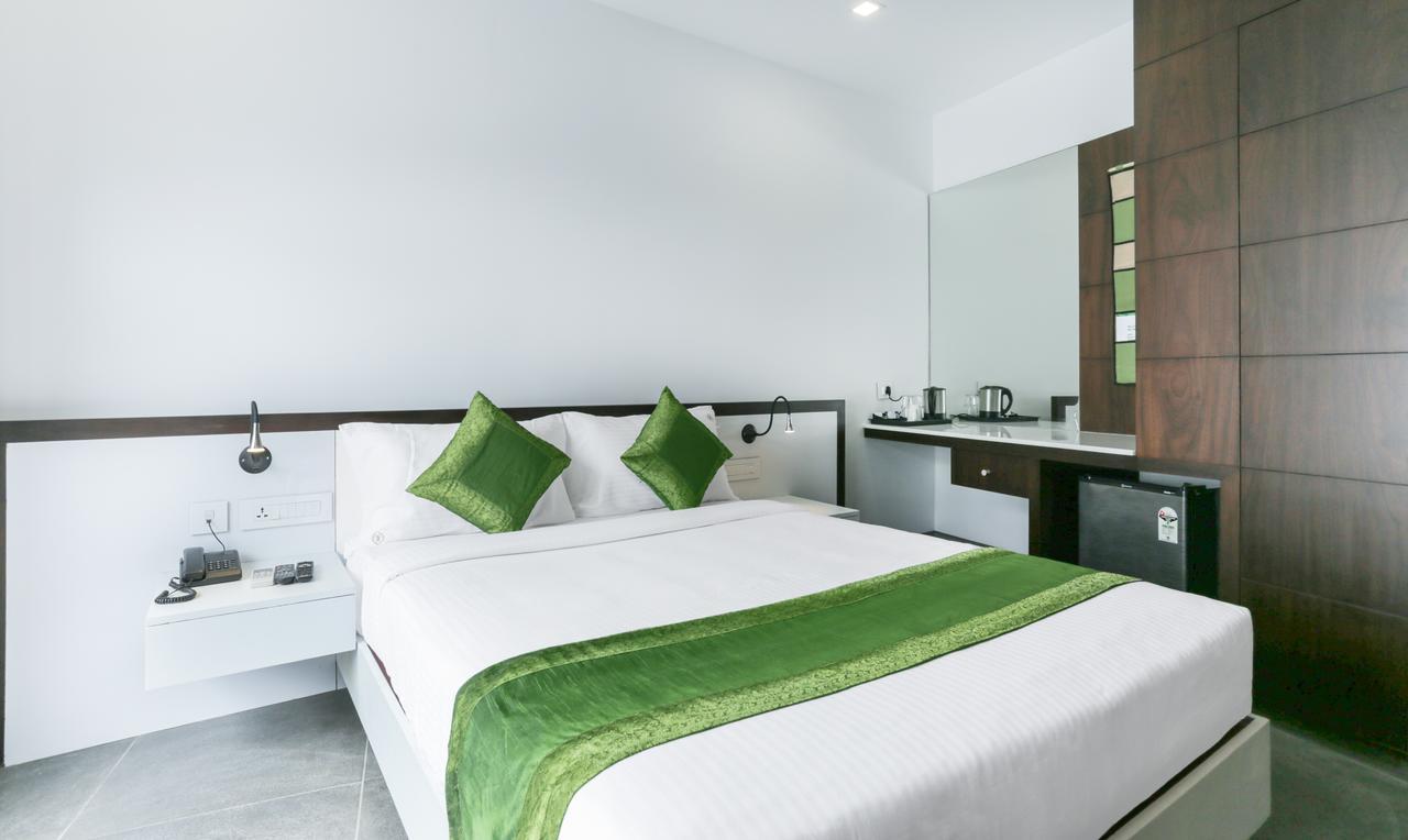 Brahma The Hotel สุลต่านบาเทรี ภายนอก รูปภาพ