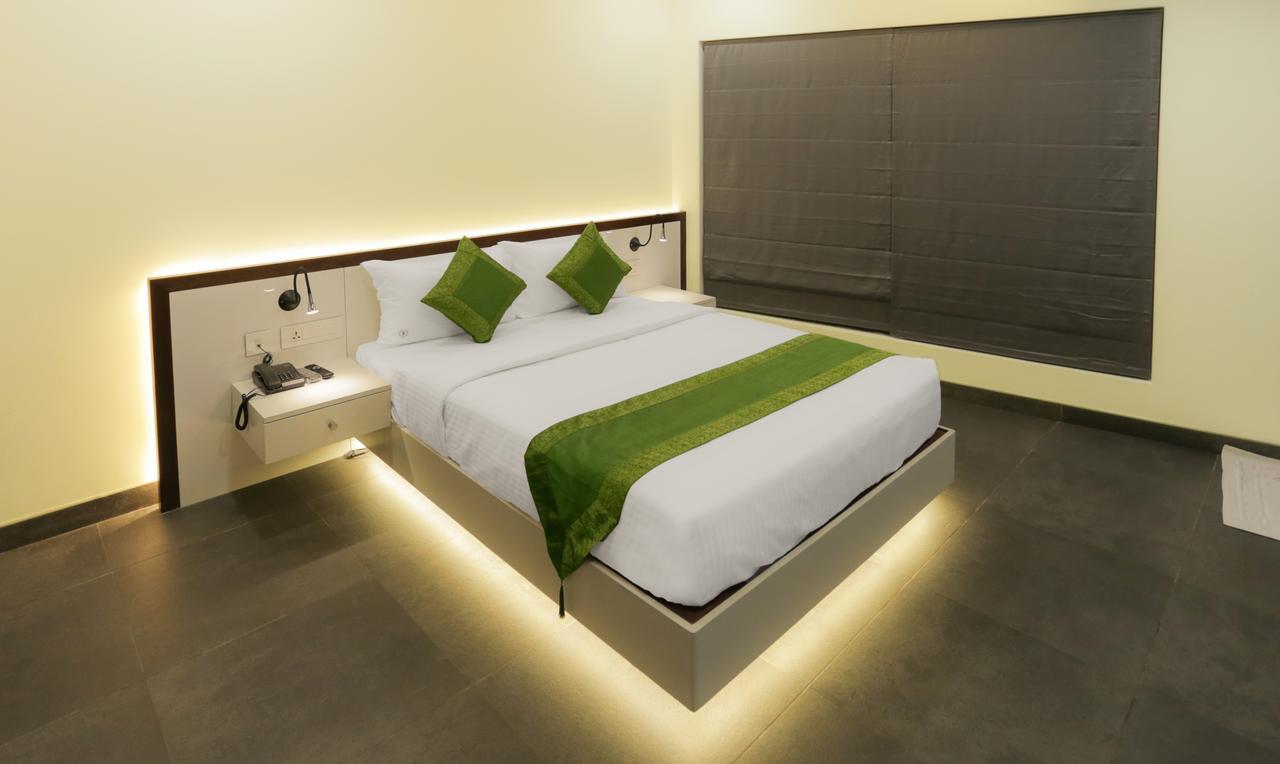 Brahma The Hotel สุลต่านบาเทรี ภายนอก รูปภาพ